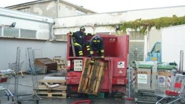 I vigili spengono l’incendio al compattatore