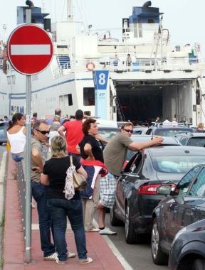 Le lunghe attese prima di salire a bordo 