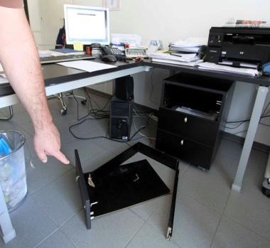 Cassetto devastato dai ladri in cerca di soldi allOutlet 
