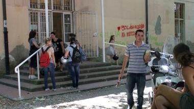 Ragazzi all’uscita dell’esame (foto di archivio)