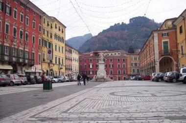Uno scorcio di piazza Alberica 