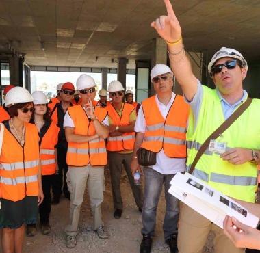 Un momento della visita del consiglio al cantiere del nuovo ospedale    