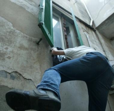 I ladri si sono introdotti da una finestra 