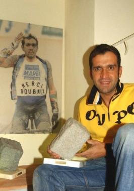 Franco Ballerini davanti ad un poster della sua vittoria nella Parigi-Roubaix 