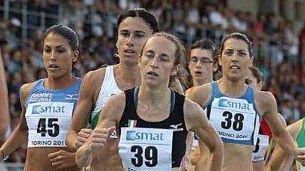 <b>A TORINO</b> Elisabetta Artuso spalla a spalla con la Reina (n.45) e sotto al traguardo dello stadio Primo Nebiolo