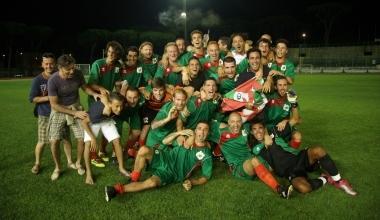 <b>FESTA GRANDE AI PINI.</b> A sinistra la foto di gruppo dei giocatori del Terminetto dopo il fischio finale dellarbitro Sopra, un contrasto durante le partita 