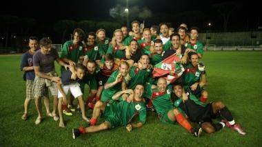 <b>FESTA GRANDE AI PINI.</b> A sinistra la foto di gruppo dei giocatori del Terminetto dopo il fischio finale dell’arbitro Sopra, un contrasto durante le partita