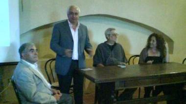 <b>JOE GIORDANO</b> Una delle opere del professore universitario e la cerimonia di inaugurazione presieduta dal sindaco Emilio Landi