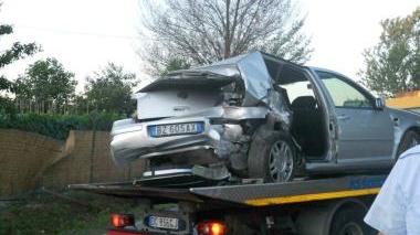 L’auto dopo la tragedia e una immagine della giovane morta nell’incidente al rientro della discoteca