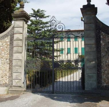 Una immagine panoramica di Calci e villa Borghini, sede delle suore carmelitane 