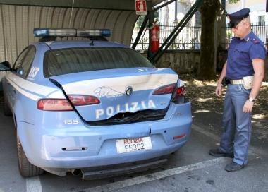<b>VOLANTE DANNEGGIATA.</b> Un poliziotto mostra i danni subiti dalla macchina della polizia speronata dai ladri 