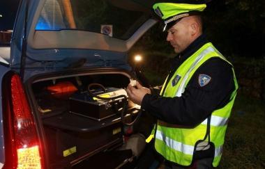 Agente della polizia stradale con letilometro 