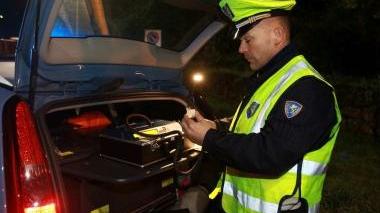 Agente della polizia stradale con l’etilometro