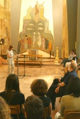 In alto lomaggio della corale Del Corona e a destra la moglie e la figlia di Papalini A sinistra un altro momento della cerimonia e qui sopra Domenico Papalini   