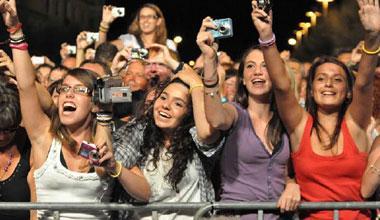Stelle e stelline della musica pop cantano in piazza