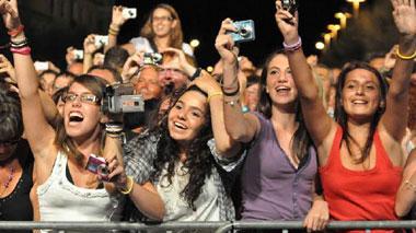 Stelle e stelline della musica pop cantano in piazza