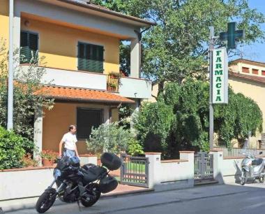 La farmacia Donnini di Bottegone: un tempo sul retro cera anche il laboratorio 