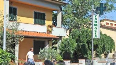 La farmacia Donnini di Bottegone: un tempo sul retro c’era anche il laboratorio