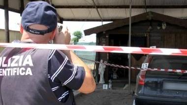 Sopra: Valeria Brega Dos Santos, la prostituta che ha accoltellato il vicino di casa. Ai lati: il luogo dove è avvenuto l’accoltellamento