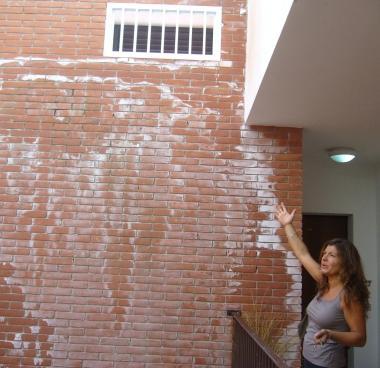Deborah Trusendi indica le infiltrazioni nel vano scale 