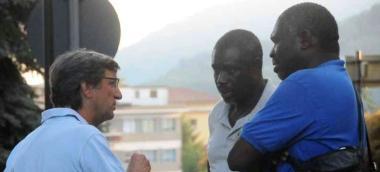 Il sindaco Zubbani parla con Saysa Mbengue (da sinistra) padre di Aliou e lo zio Mathiam 