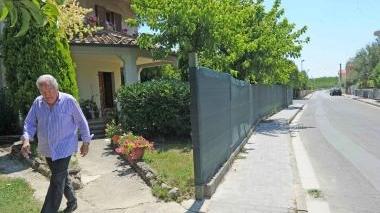 Settimo Cantini all’ingresso della sua abitazione, a Santa Lucia