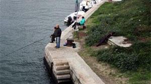 Buttato in mare e picchiato da un pescatore geloso del suo posto