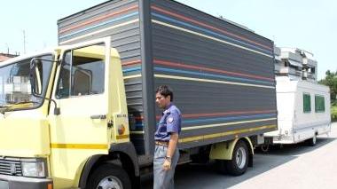 L’autocarro con la roulotte sequestrato al giostraio