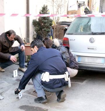 <b>INDAGINI.</b> I rilievi della scientifica dopo lomicidio di Stefano Romanini 