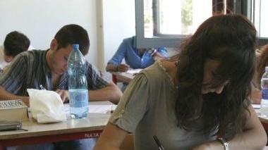 Un gruppo di studenti durante lo svolgimento delle prove scritte dell’esame di maturità (foto di archivio)