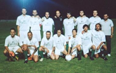 A sinistra la formazione del Tegolo che ha vinto il 35&ordm; trofeo Matteotti A destra il Noi di Bassa che ha perso la finale ai tempi supplementari 