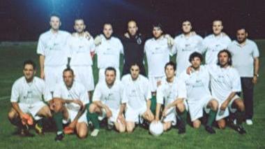 A sinistra la formazione del Tegolo che ha vinto il 35º trofeo Matteotti A destra il Noi di Bassa che ha perso la finale ai tempi supplementari