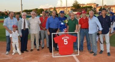 <b>FESTA</b>. Ex presidenti allenatori e compagni di squadra consegnano a Marco Mazzieri la maglia numero cinque prima della gara amichevole Grosseto Italia  