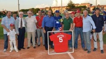 <b>FESTA</b>. Ex presidenti allenatori e compagni di squadra consegnano a Marco Mazzieri la maglia numero cinque prima della gara amichevole Grosseto Italia