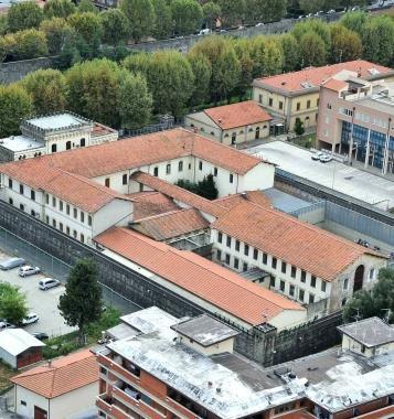 Il vescovo visita i carcerati