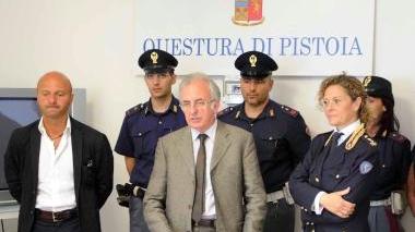 Il questore Manzo (al centro) annuncia gli arresti