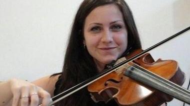 Susanna Di Scalo mentre suona il violino