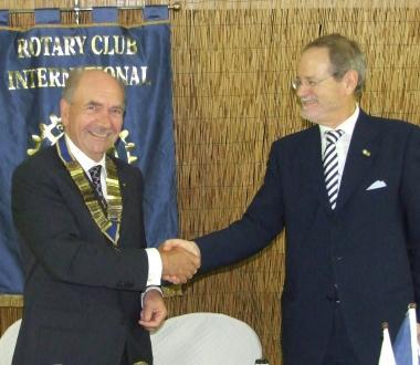 Un momento dello scambio del martelletto avvenuto nei giorni scorsi durante una conviviale del Rotary avvenuto a Villa Toscanelli    