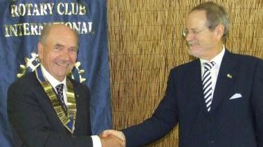 Un momento dello scambio del martelletto avvenuto nei giorni scorsi durante una conviviale del Rotary avvenuto a Villa Toscanelli
