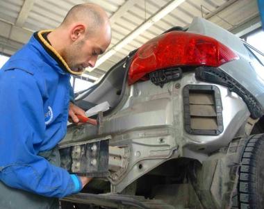 Un carrozziere al lavoro 