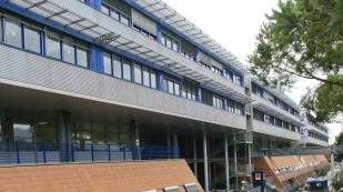 L’ospedale Versilia e sotto il direttore Giancarlo Sassoli