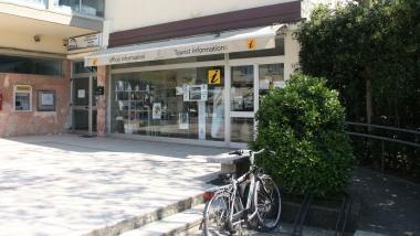 Lufficio turistico di via Donizetti a Marina 