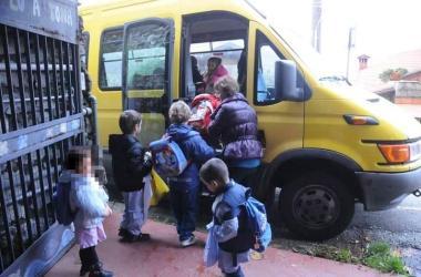 Bambini salgono sullo scuolabus Sotto, seconda da sinistra Gianna Risaliti 