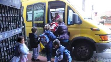 Bambini salgono sullo scuolabus Sotto, seconda da sinistra Gianna Risaliti