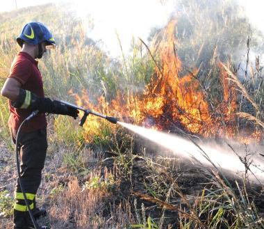 <b>INCENDIO.</b> Un vigile del fuoco impegnato nelle operazioni di spegnimento di un rogo 