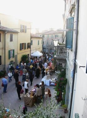 Uno scorcio del centro storico di Montescudaio con i turisti 