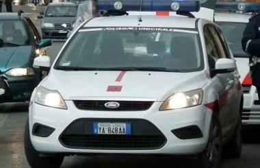 Una pattuglia dei vigili urbani
