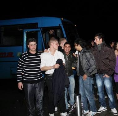 Piero Nocchi e, in alto giovani scesi da un bus 