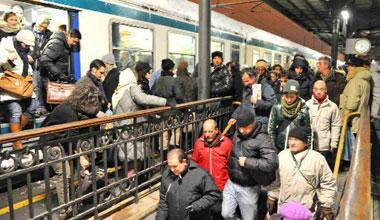 Niente treno da 20 giorni i pendolari si ribellano