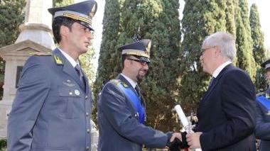 <b>CERIMONIA.</b> Il prefetto Linardi premia due finanzieri